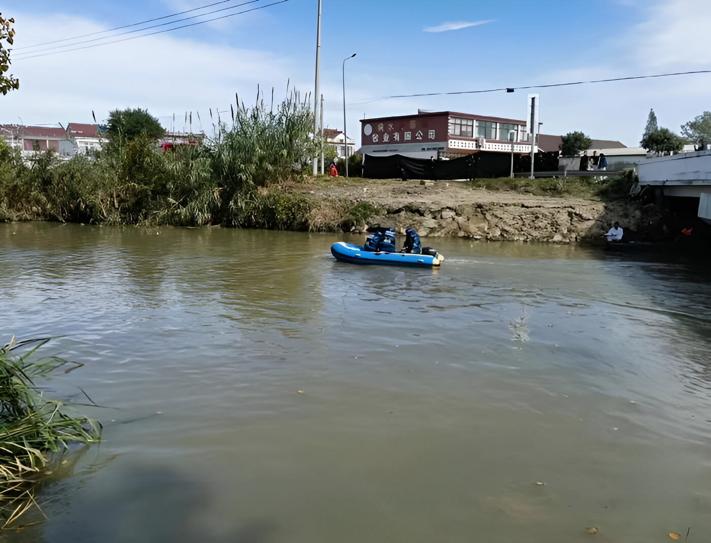 在10月28日的清晨,大约8点钟,江苏省响水县南河镇兴甲村附近的河域