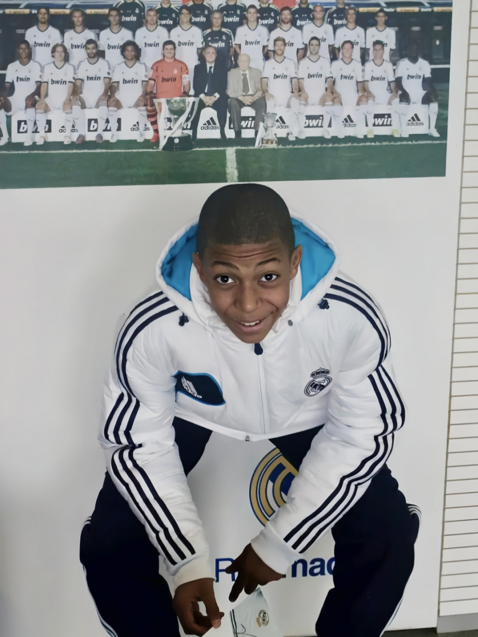 追逐偶像的脚步,姆巴佩圆梦伯纳乌  北京时间4日凌晨,皇马官宣姆巴佩