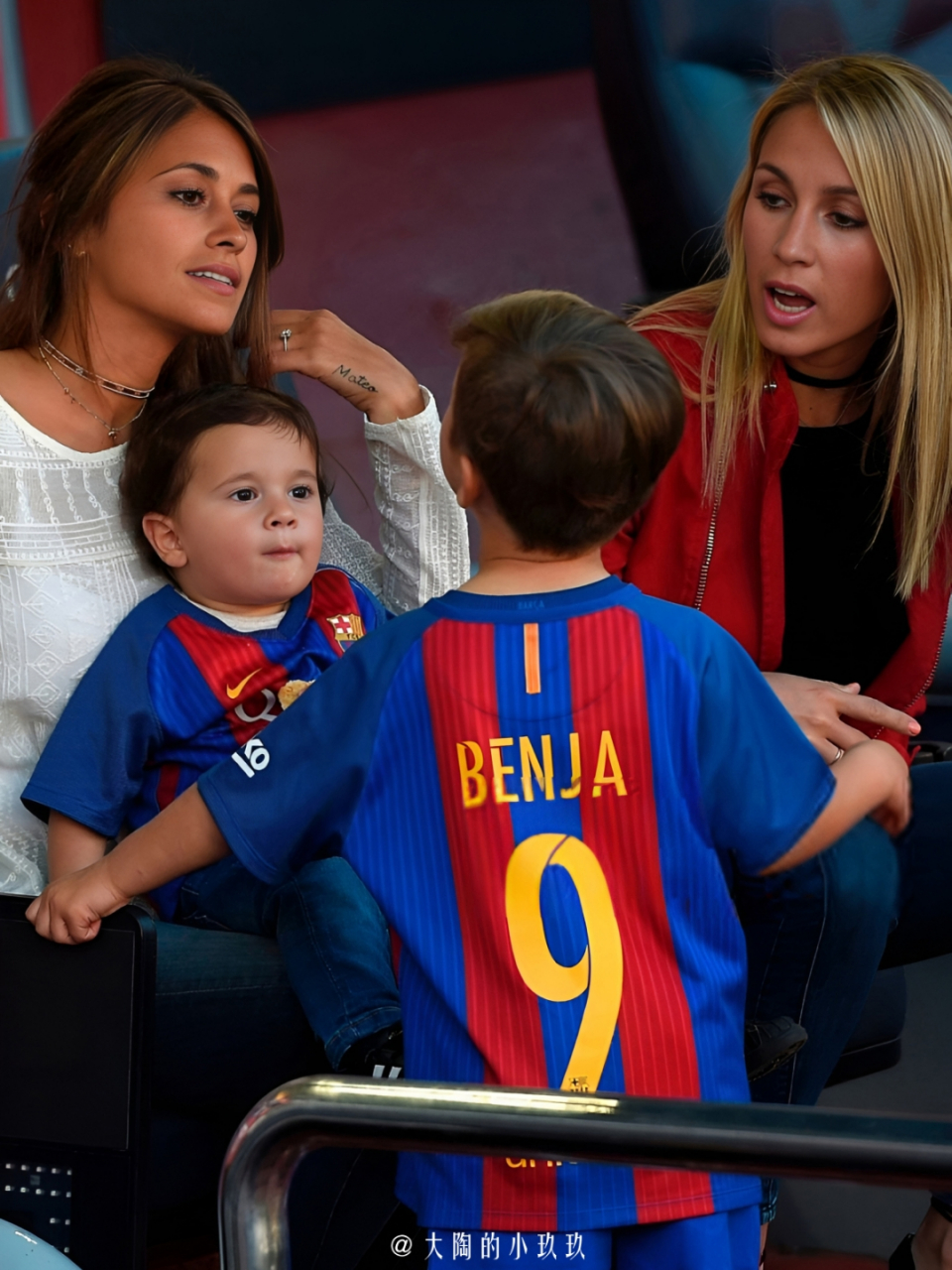 梅西苏亚雷斯重聚迈阿密#  同梅西与安东内拉一样,索菲亚与苏亚雷构