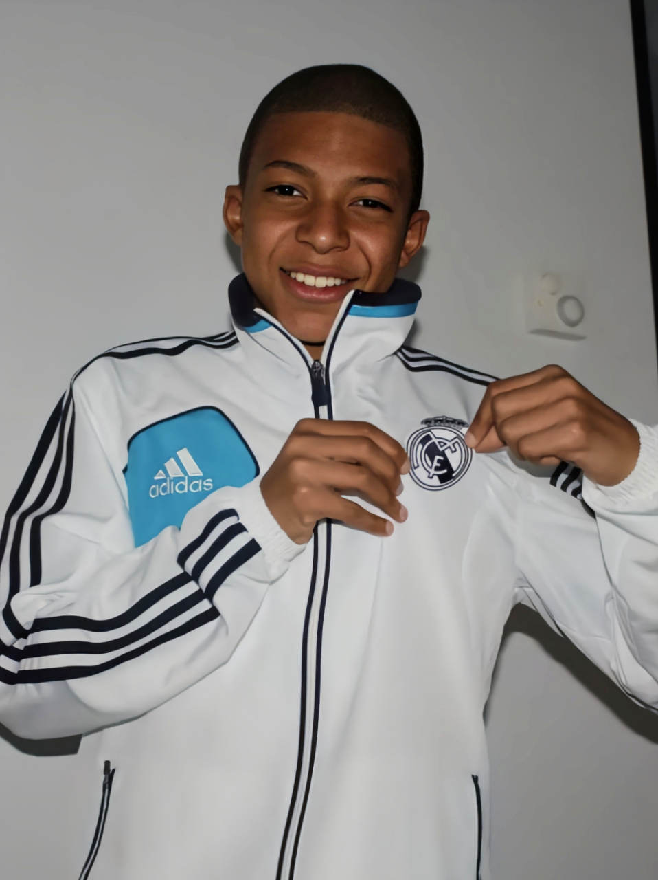 追逐偶像的脚步,姆巴佩圆梦伯纳乌  北京时间4日凌晨,皇马官宣姆巴佩