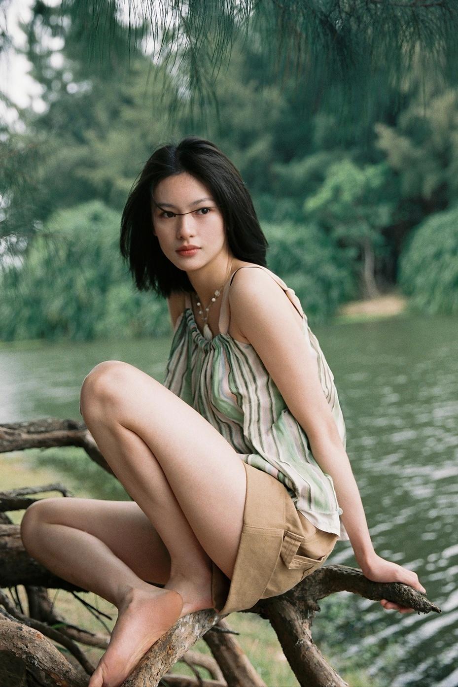 邱天,坐在湖边的树枝上,风吹起裙摆,夏日悠长.