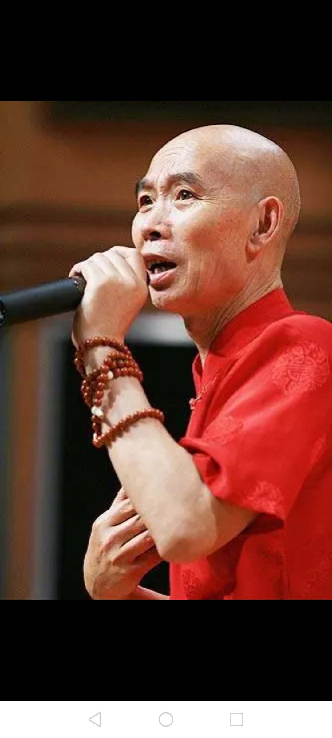 昨天看了巴蜀笑星李伯清的一段表演视频,从头到尾都是笑点,又都是