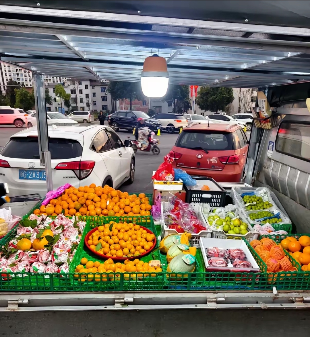 车图片卖水果小货车买水果摆摊车图片货车摆摊夜卖水果厢式货车图片