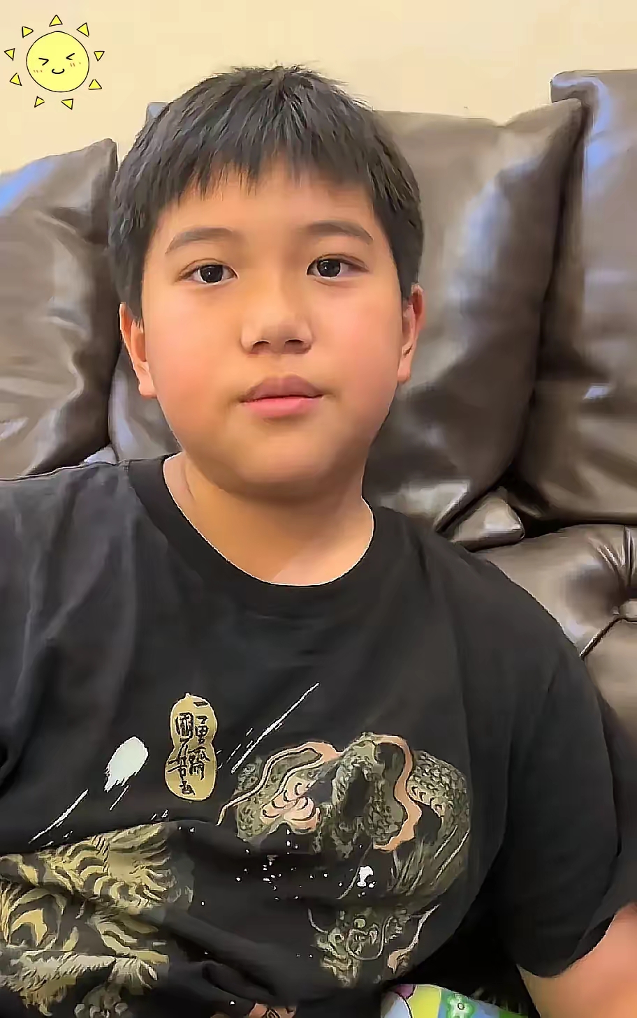 高速路跑了三个钟头,他在后面蜷成一团,隔着缝隙