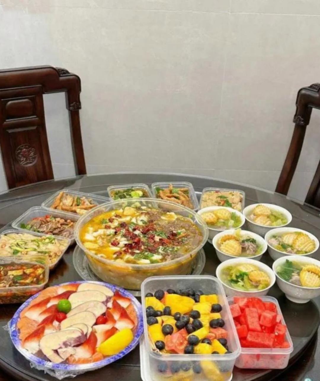 周末,朋友约了去他家里吃饭,看到餐桌上摆满了精致的饭菜,式样也那么