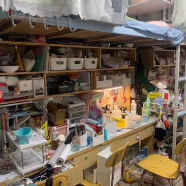 这是同一个宿舍的三位室友的桌面,有的整洁有序,有的杂乱不堪,有的