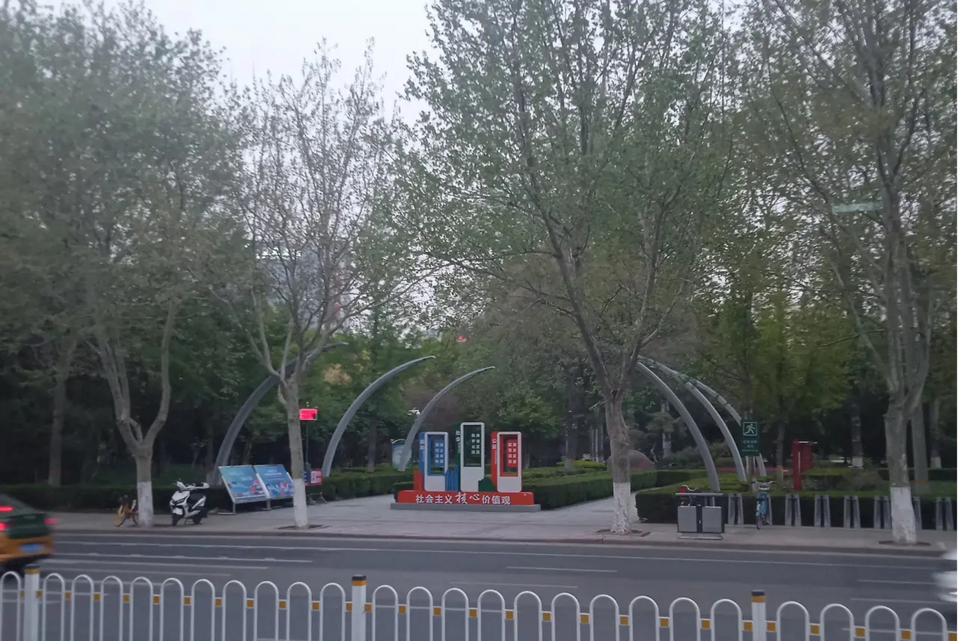 潍坊人民公园的南门,可以说是我见过的最简约的公园大门之一,如果不
