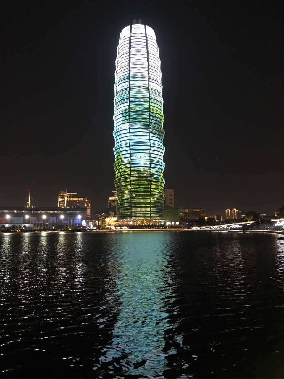 河南郑州的cbd广场气势恢宏,夜晚的五光十色十分引人注目,身临其境