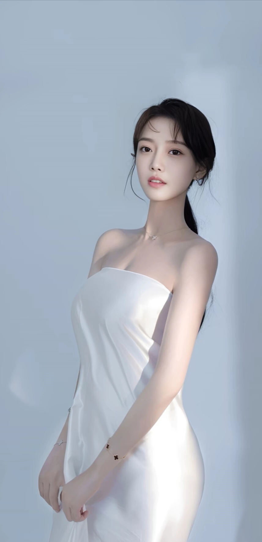 "在众多喧闹的色彩中,芮甜甜的白裙显得尤为清纯.