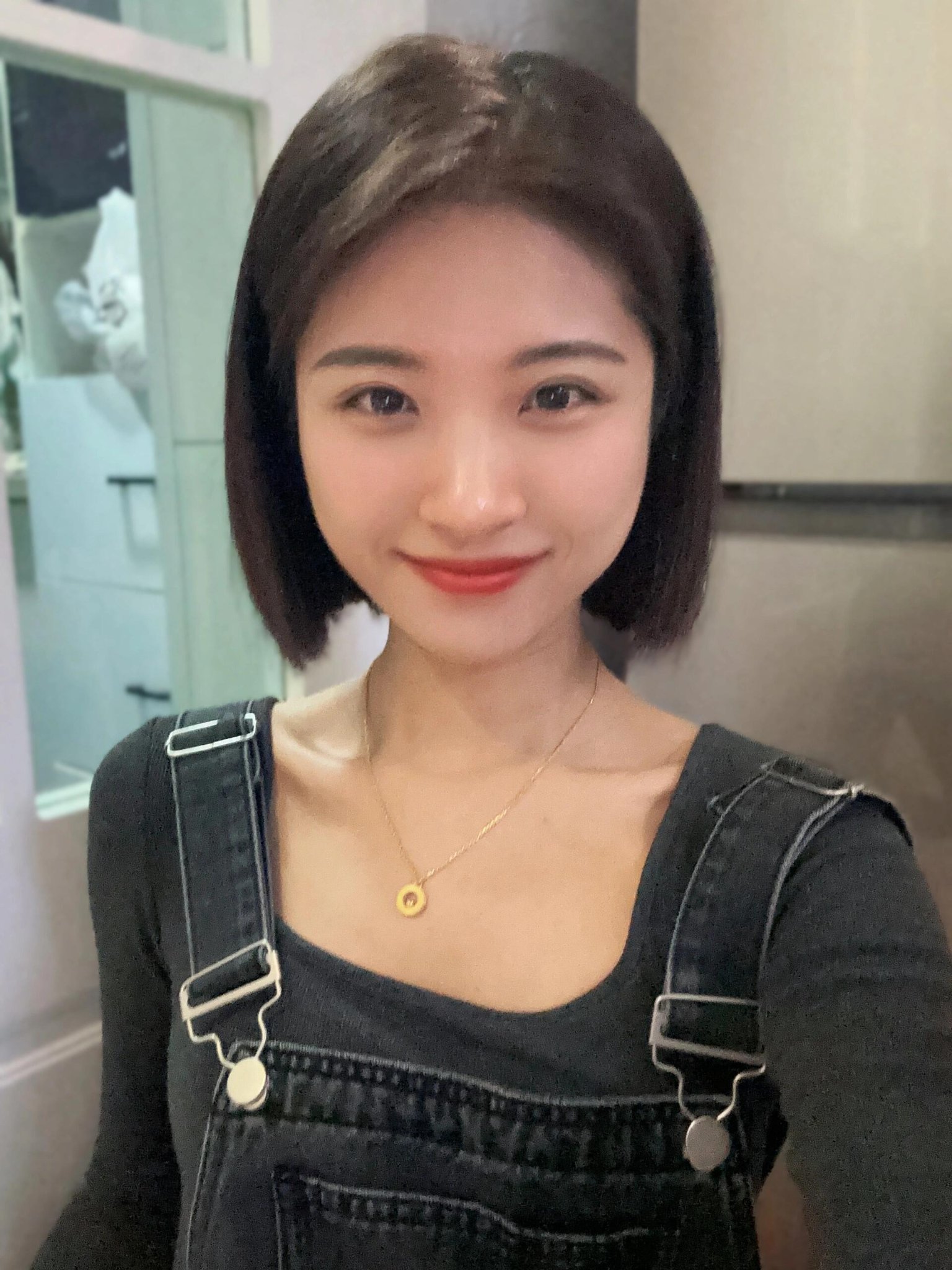 "这是我今天的自拍,黑色短发,微笑直视镜头,皮肤白皙,无妆胜有妆.