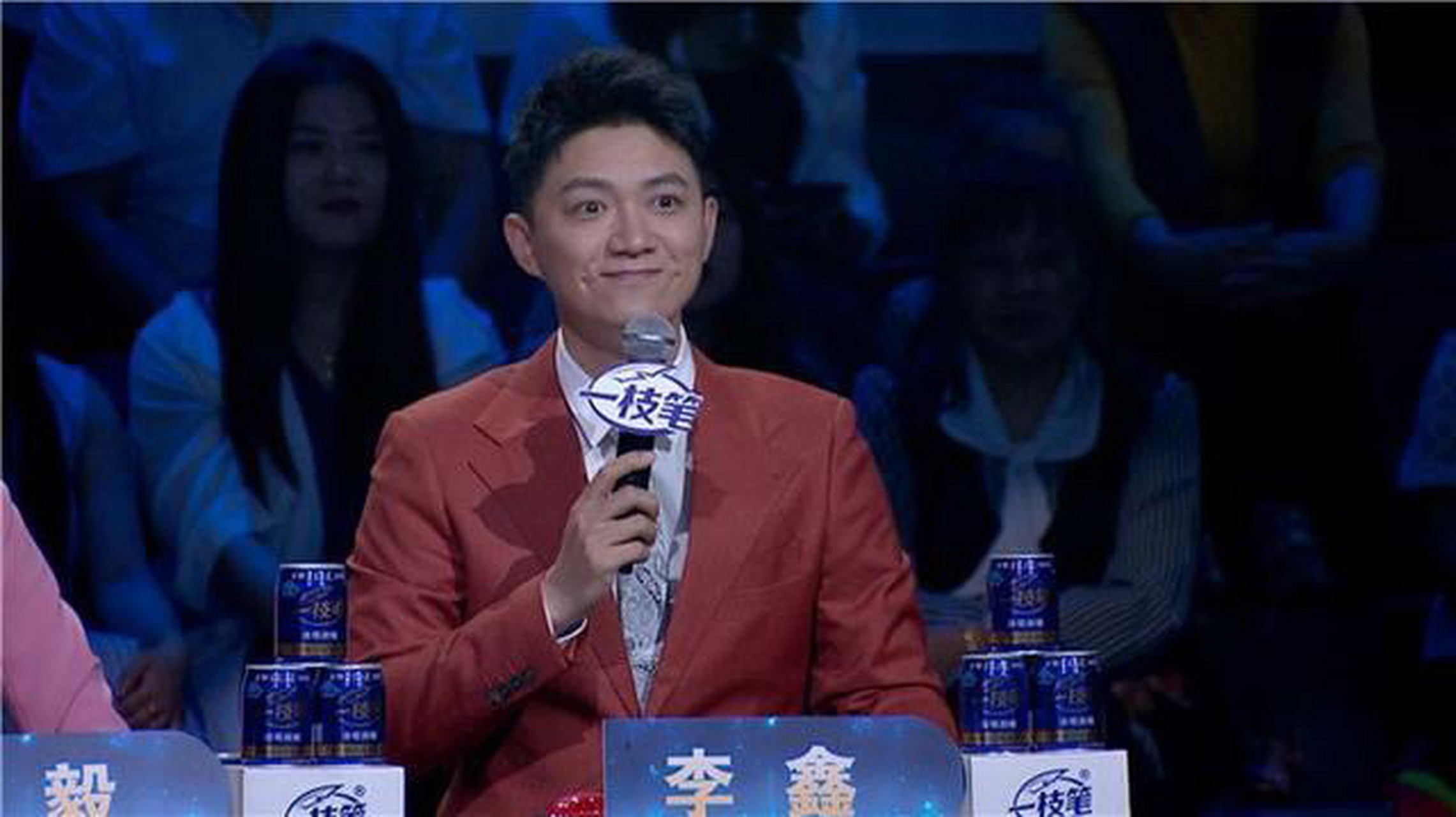 山东电视台综艺频道的主持人李鑫,因为工资只有5800块钱,所以离职准备