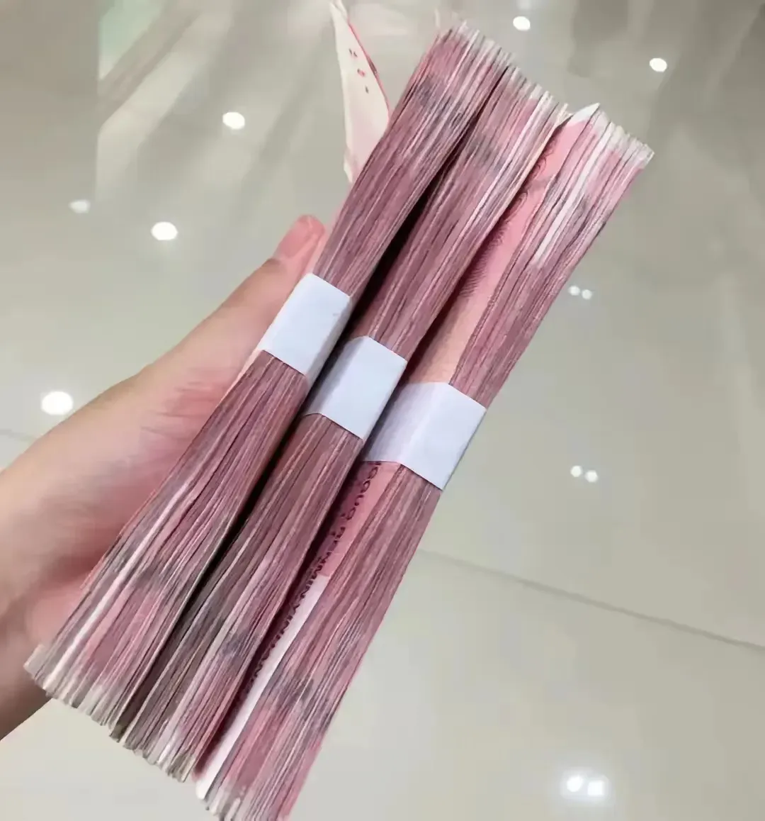 我老婆娘家知道我的高工资会惦记我发工资钱的图片手握3000元现金照片