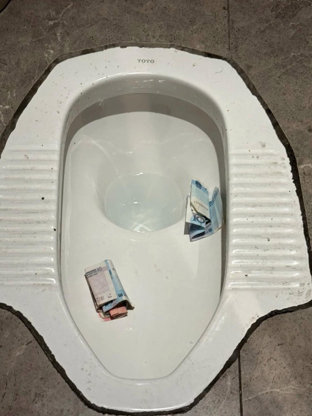 哈我真的很想捡起来,可是又下不去手,毕竟这掉的不是地方总感觉太脏了