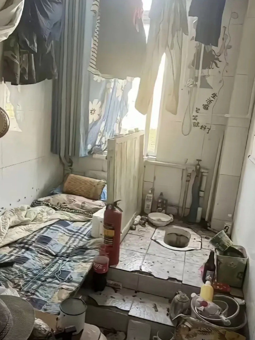 总在想象他是怎么生活的,吃喝拉撒就在这一间小屋里.真的好可怜!