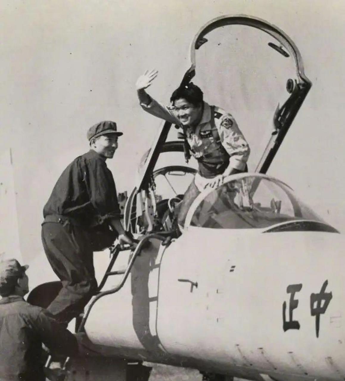 1981年8月8日,黄植成城驾机起义,投奔祖国大陆,降落在福州机场.