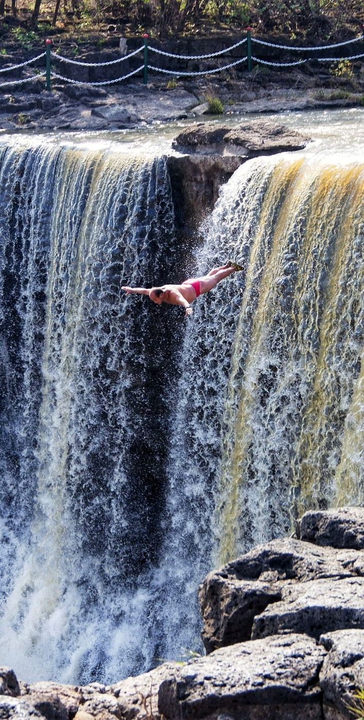 我的旅行#那年秋天,我去牡丹江市镜泊湖看瀑布,却被一个在悬崖上跳 
