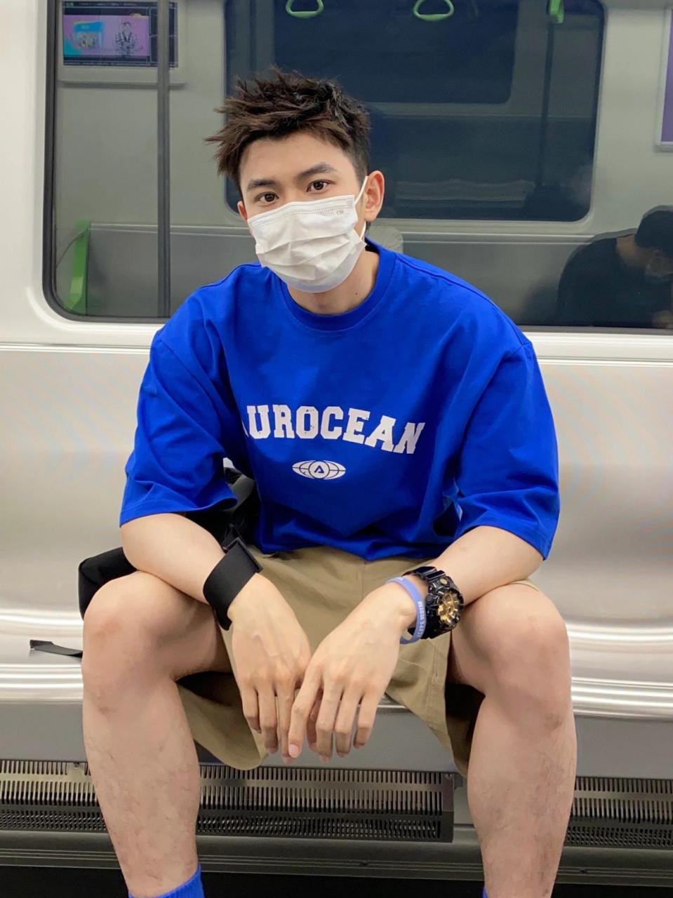 蓝孩子,男孩子,地铁上能遇见这么帅气的男孩子,你会不会坐过站?