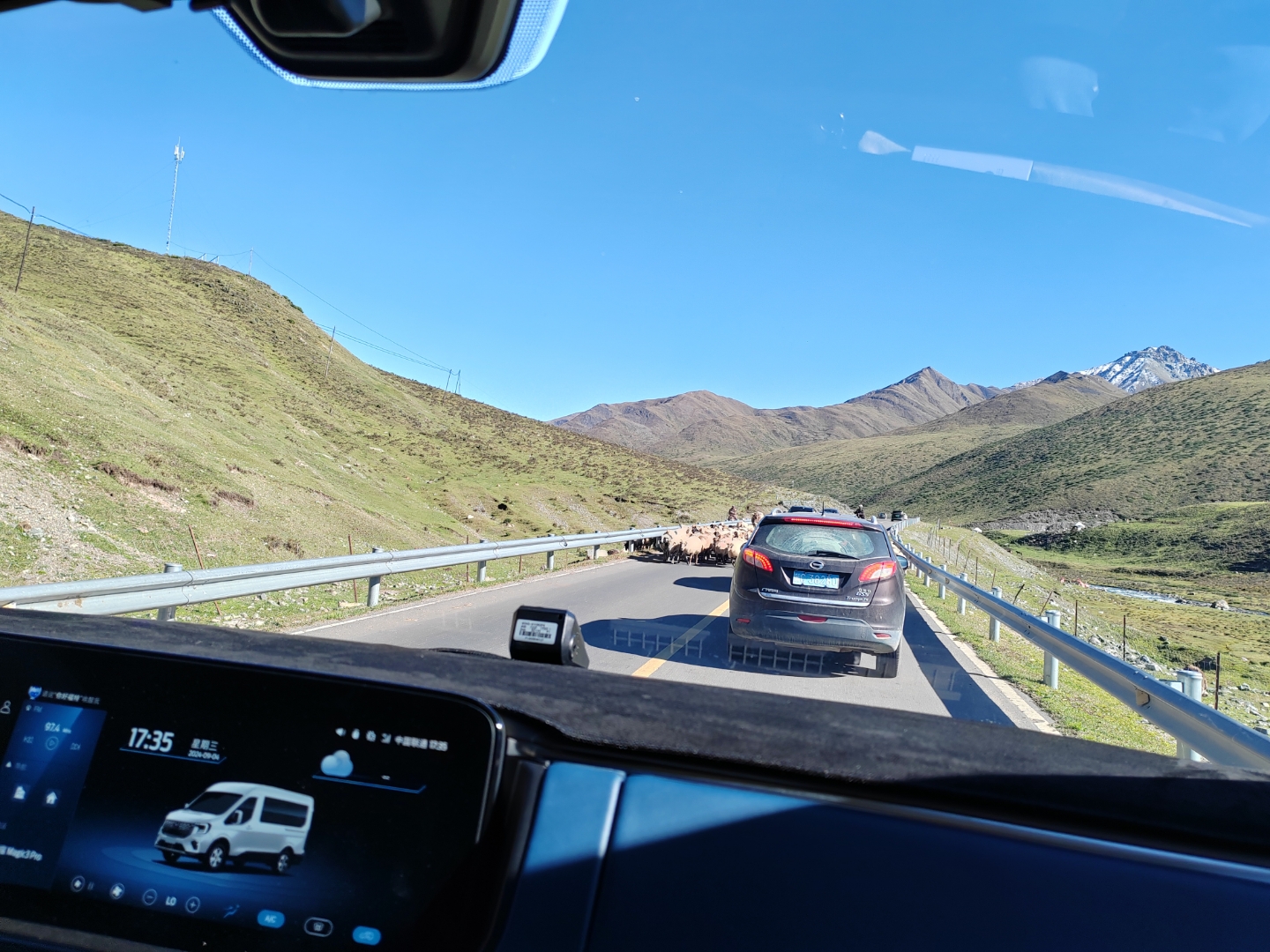 在进入草原前,开车师傅说那拉提草原是草原中的天花板,其它草原都不用