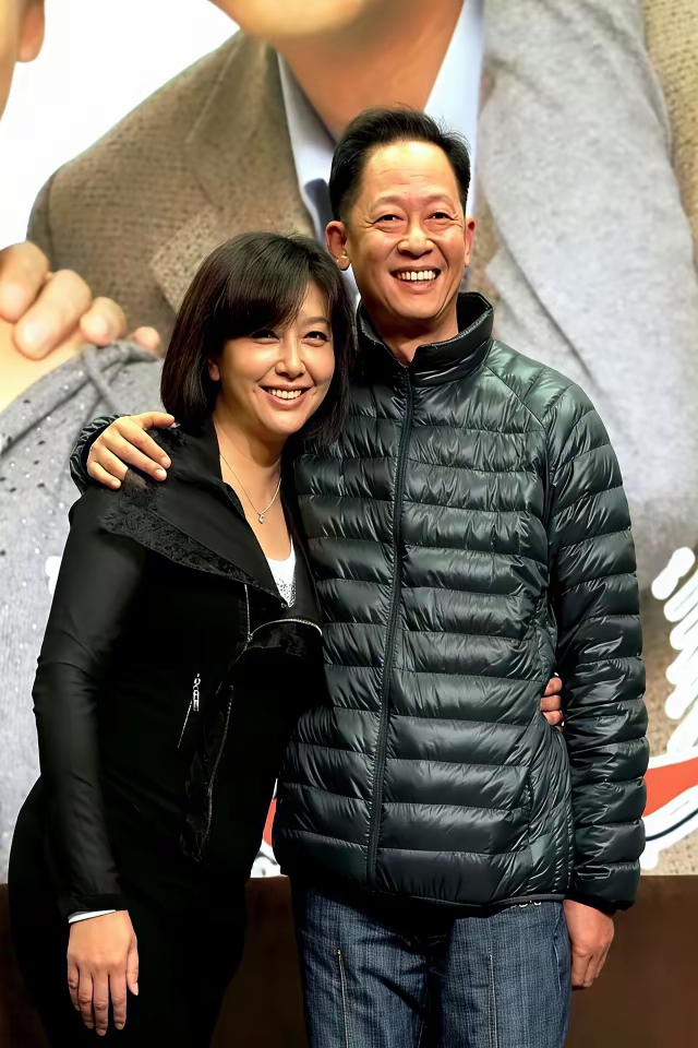 王志文笑出褶子还撒娇晃肩,那亲密感就像《过把瘾》中的方言和杜梅又