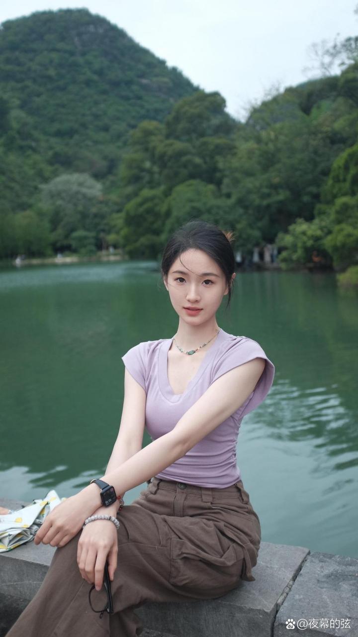 单纯,端庄,清秀,朴素自然之美,清新脱俗之感!