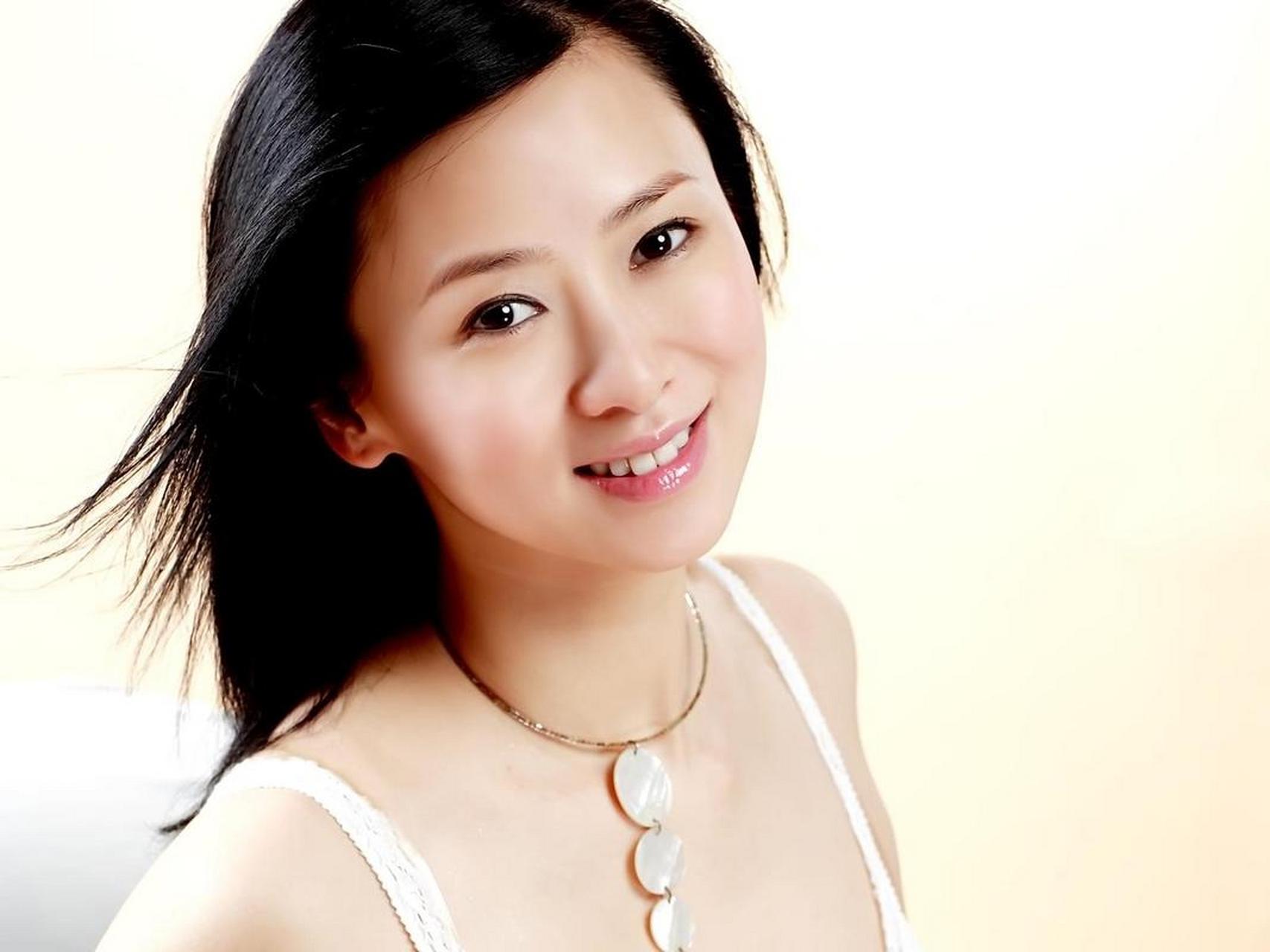 翁虹,几代人的美丽记忆!性感艳丽,清新脱俗,小鸟依人又大胆收放自如!