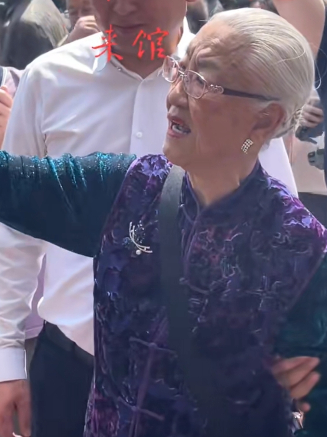 这个老太太是耿彪将军的女儿耿莹,今年86岁