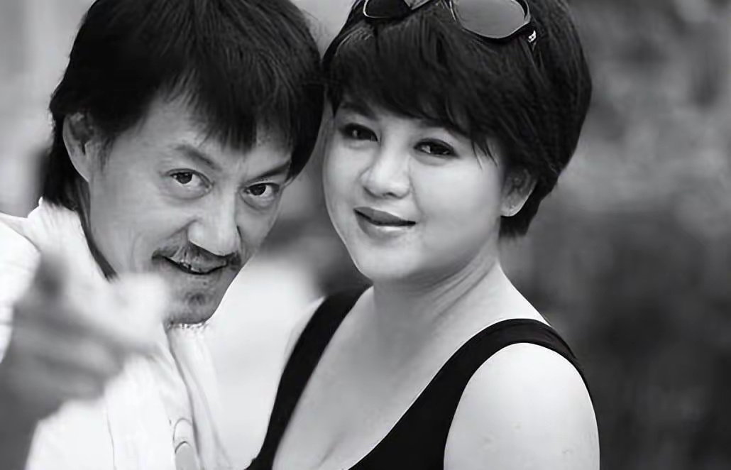 这是个狠人. 和前妻离婚的第二天就和现任妻子去领了结婚证.