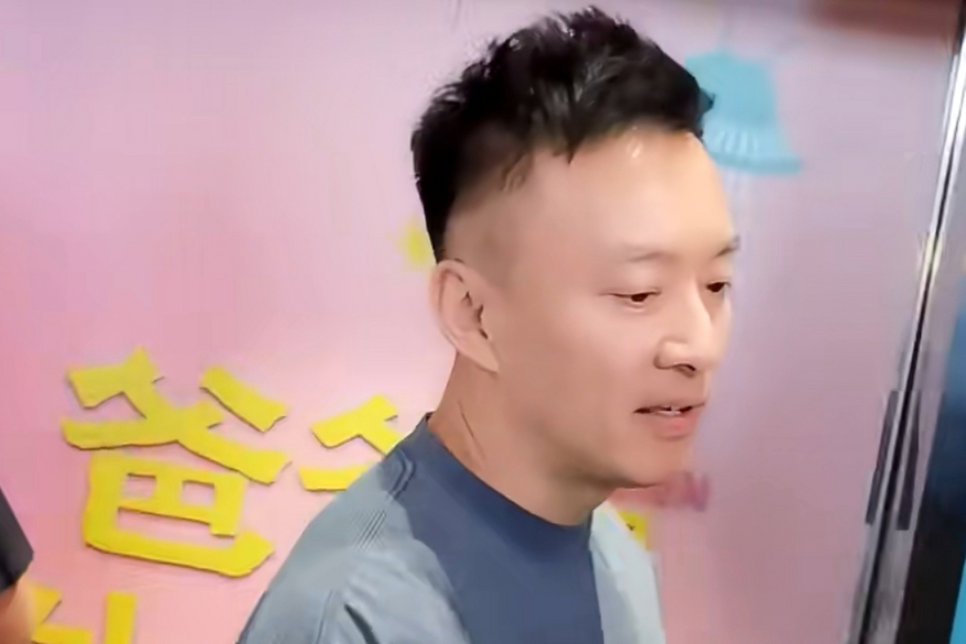 亚宁现在是爱奇艺影业的总裁. 专门负责爱奇艺电影部分的工作.