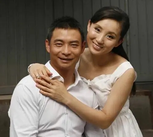 干什么都步调一致 就连换媳妇儿都这么统一 有网友发现李大双,李小双