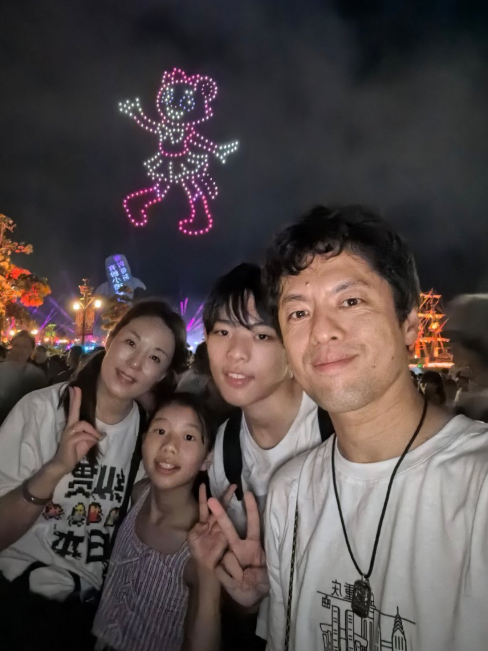 他叫竹内亮.是日本的著名纪录片导演. 他娶了一个中国的妻子.