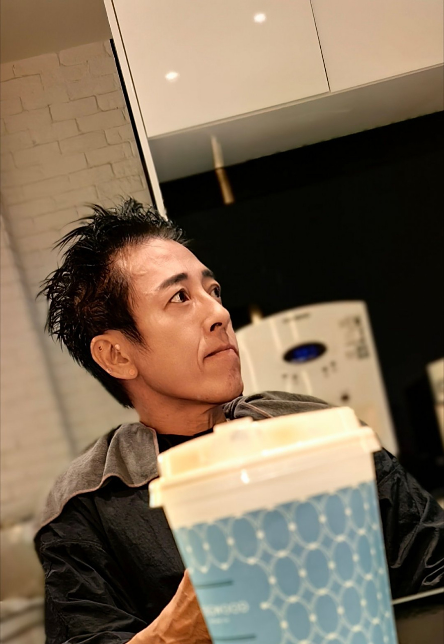 吕颂贤今年已经58岁了. 曾经的英俊小生现在变成了中年大叔