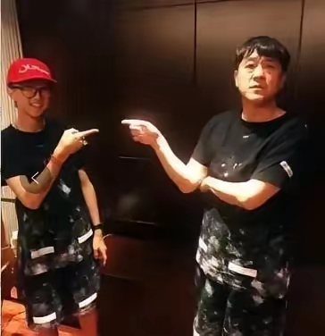 这就是著名演员何冰的儿子 在采访当中,他说鼓励儿子进影视娱乐圈做