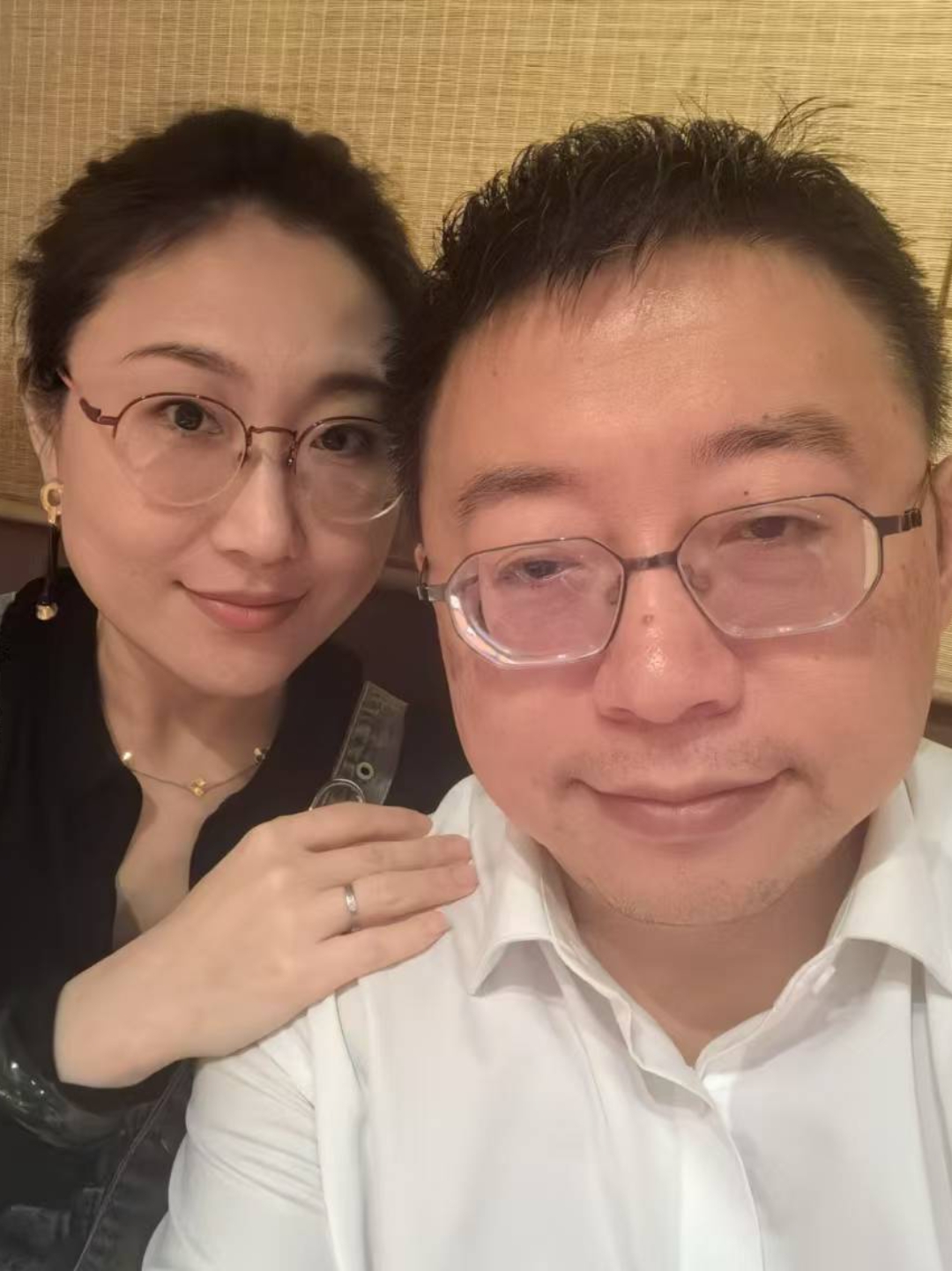 虽然两个人都已经人到中年,眼都花了,但是只要对