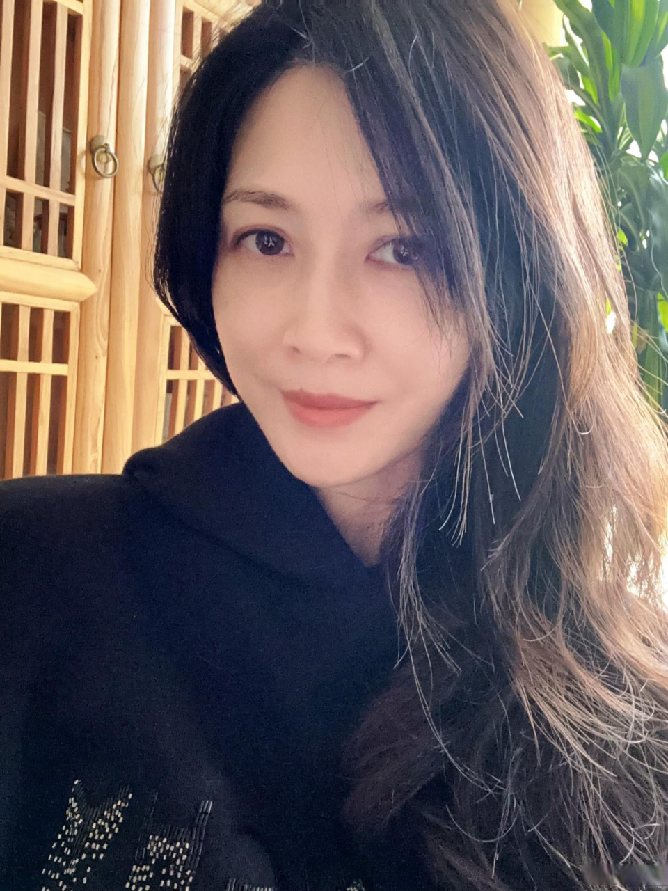 就是周一围的前女友. 后来嫁给了一个上市公司的老板.生了一个女儿.