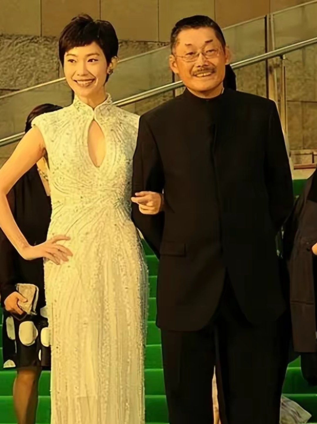 演员王佳佳,导演何平. 只可惜何平导演因病突然去世了,终年只有65岁