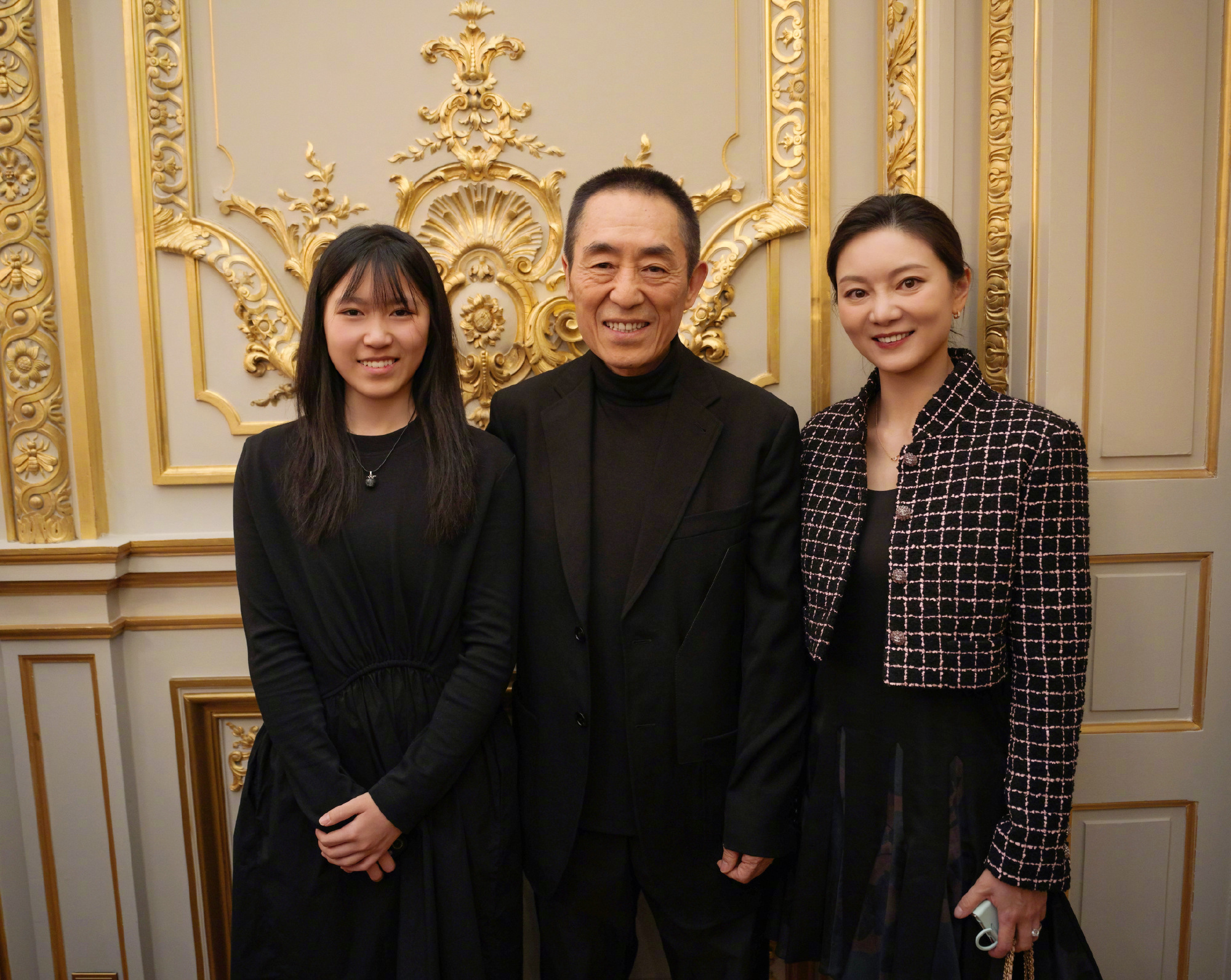 儿女都成年了,而且被教育的非常出色. 儿子现在是一名导演