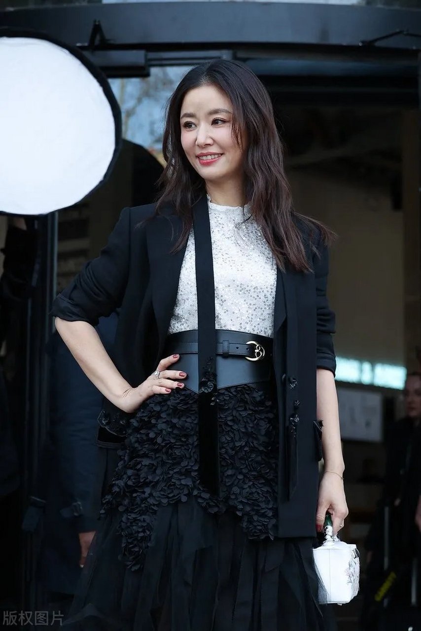 林心如,48岁了,依然保持着非常美的体态. 当明星也不容易