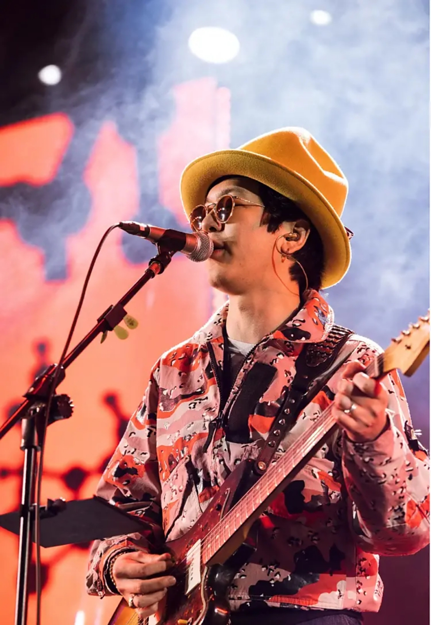 马思纯与盘尼西林乐队主唱张哲轩就是一对甜蜜的情侣.