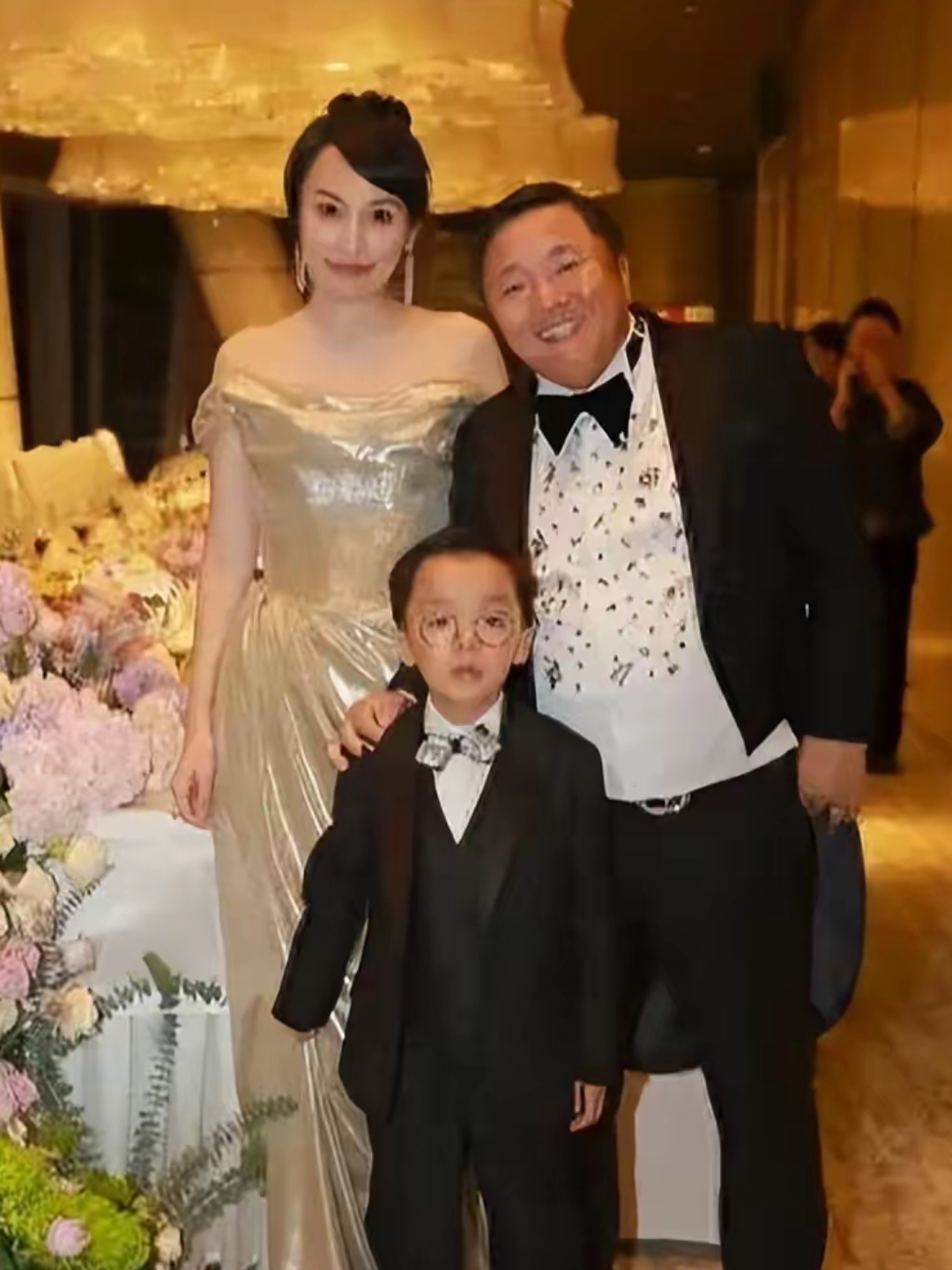 黄奕的前夫哥超级大富豪姜凯,过生日,老歌手金海心也在现场.