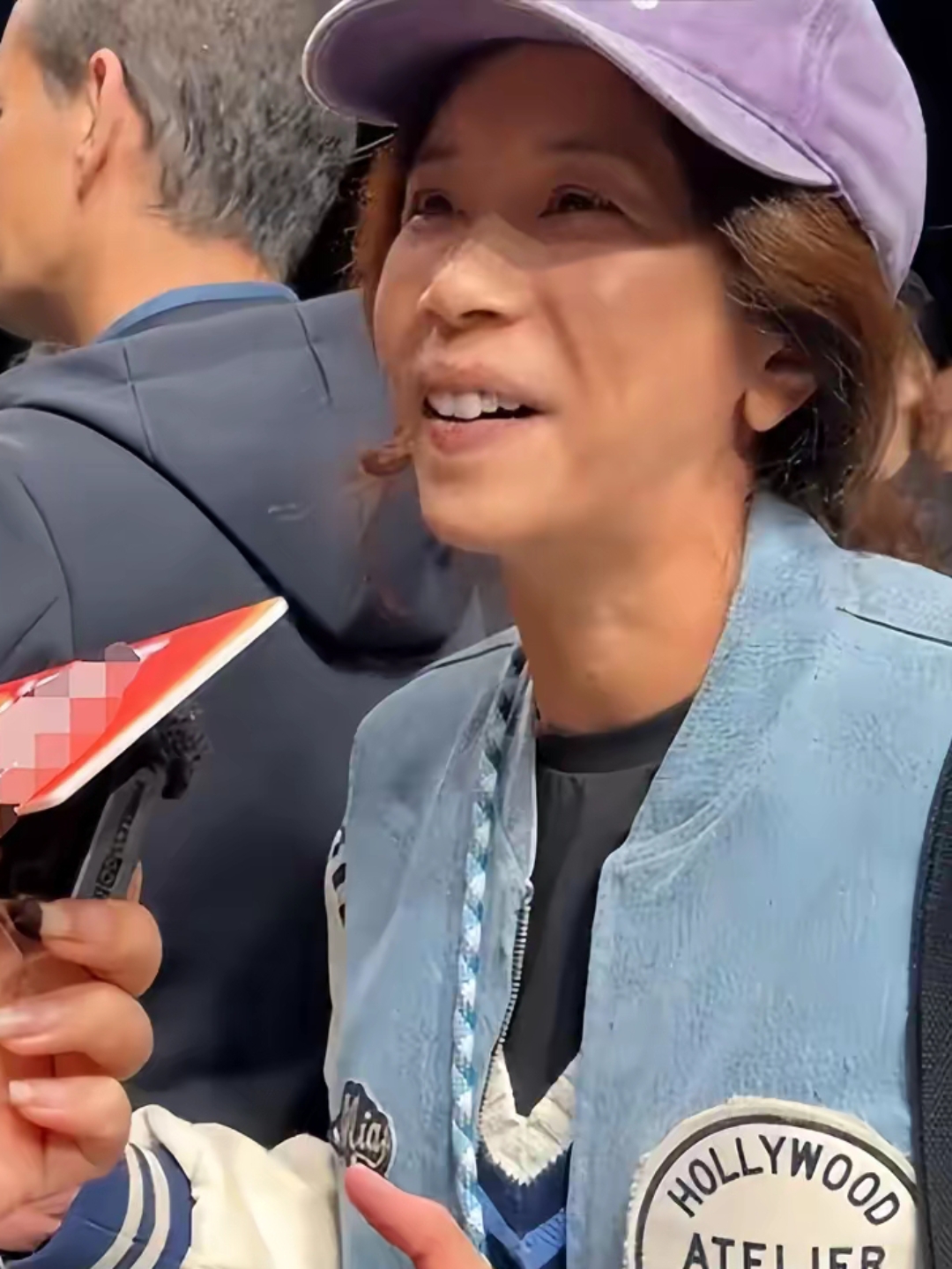 看见她衰老的样子只能感叹香港这一代的歌星都已经逐渐老去了