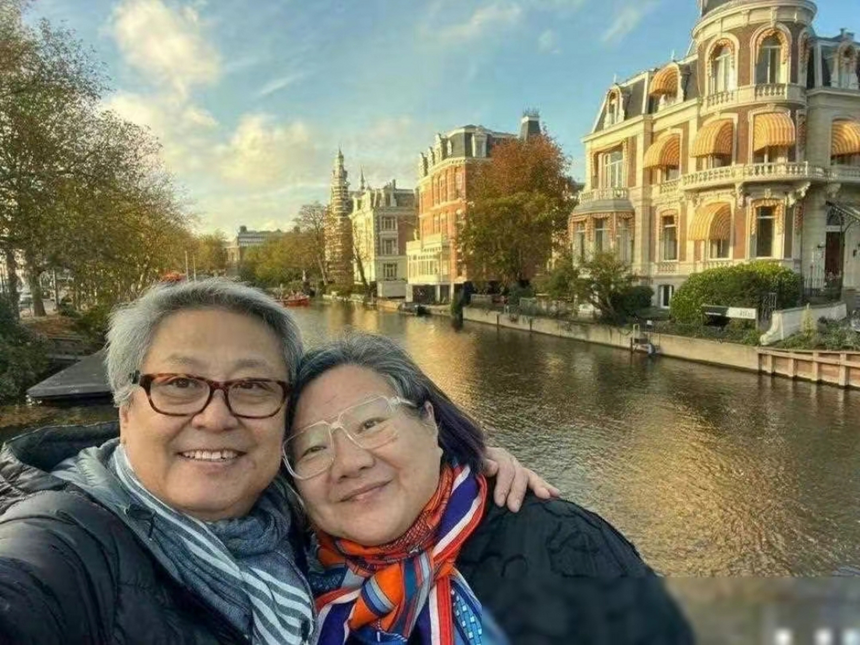 她的丈夫杨小平是一位设计师,两个人在一起已经很多年了.