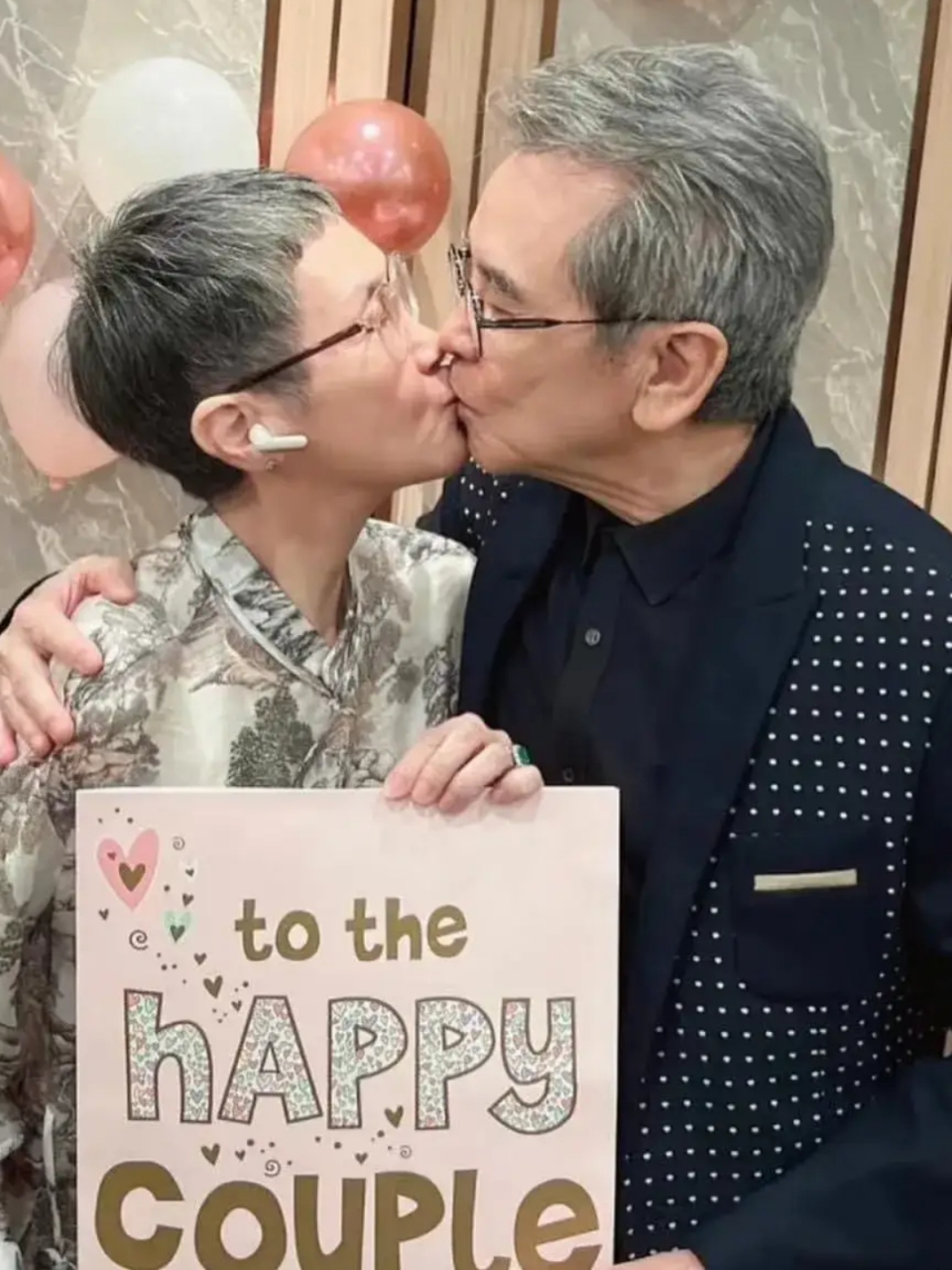 姜大卫夫妇,金婚快乐! 结婚50年,恩恩爱爱的一对明星夫妻.