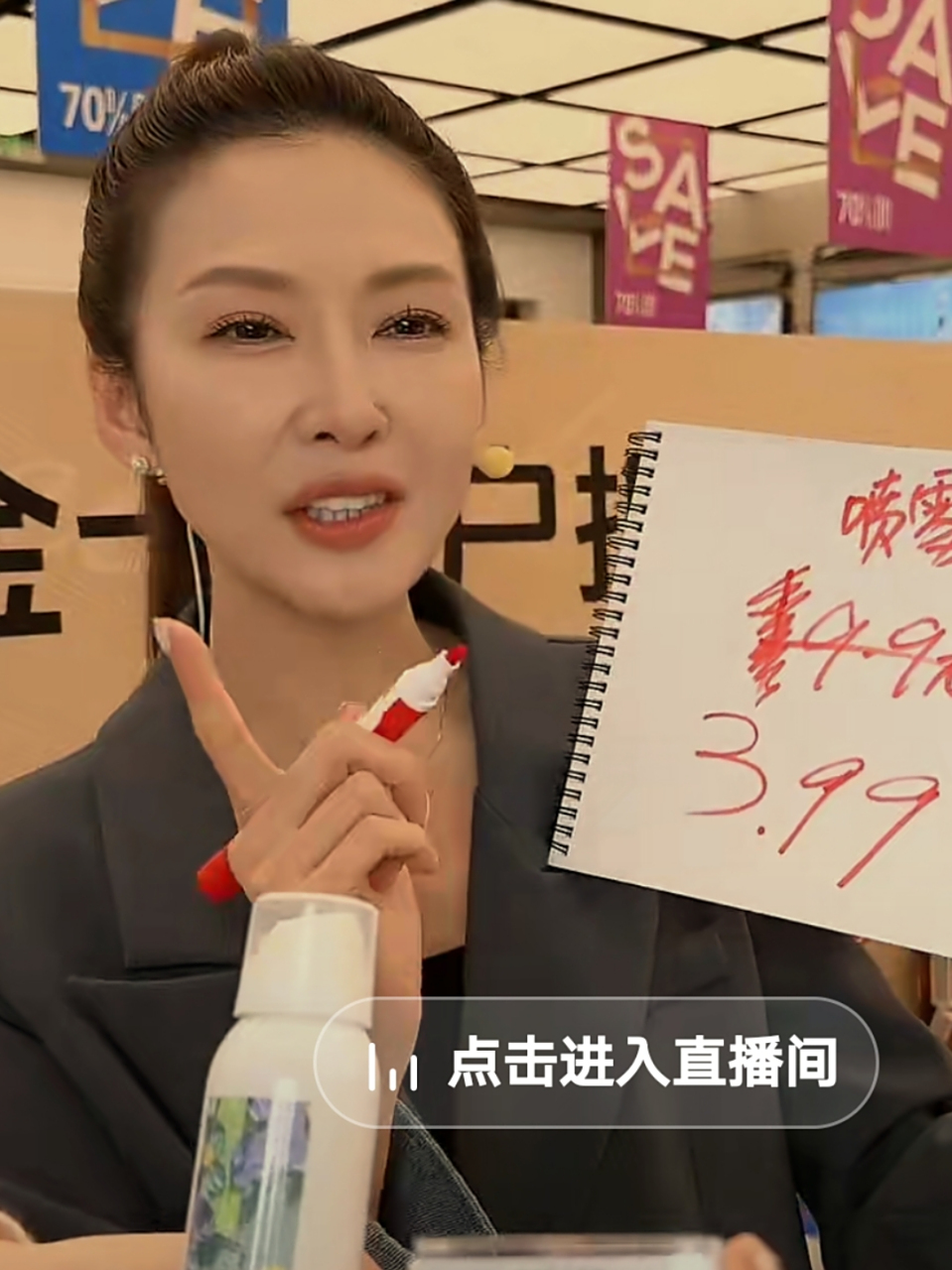 何润东林佩希夫妇直播,人气很旺,妻子的颜值不输明星.