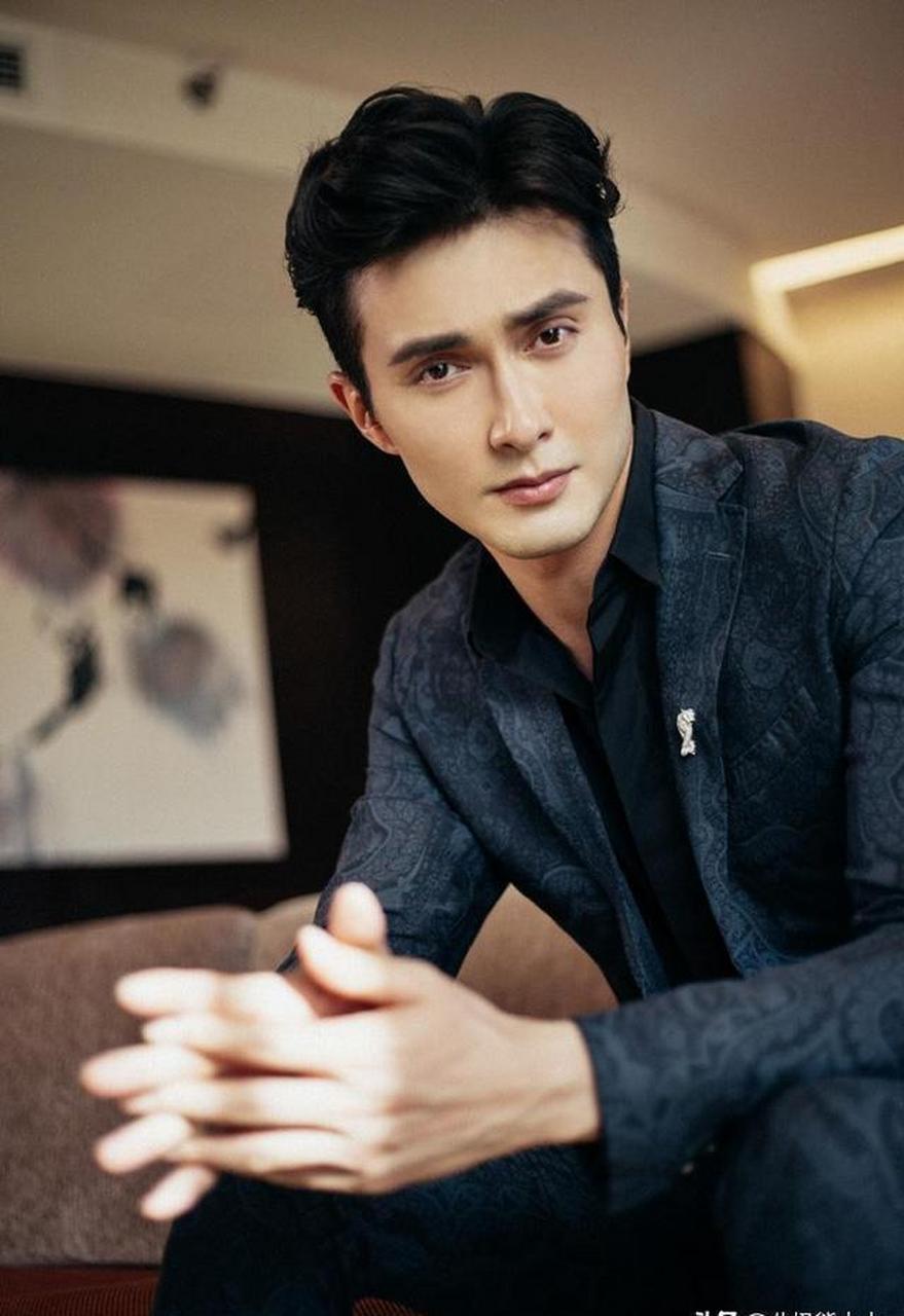 眼睛特别深邃多情,最近在看他和陈数主演的电视连续剧江河之上.