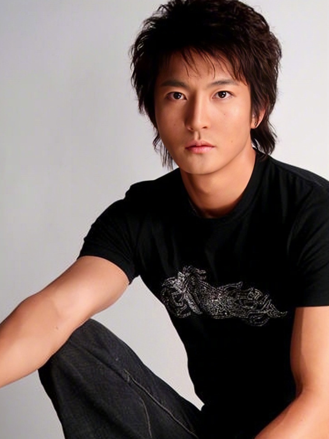 比如说咱们郭京飞 那也曾经棱角分明,英气逼人啊!