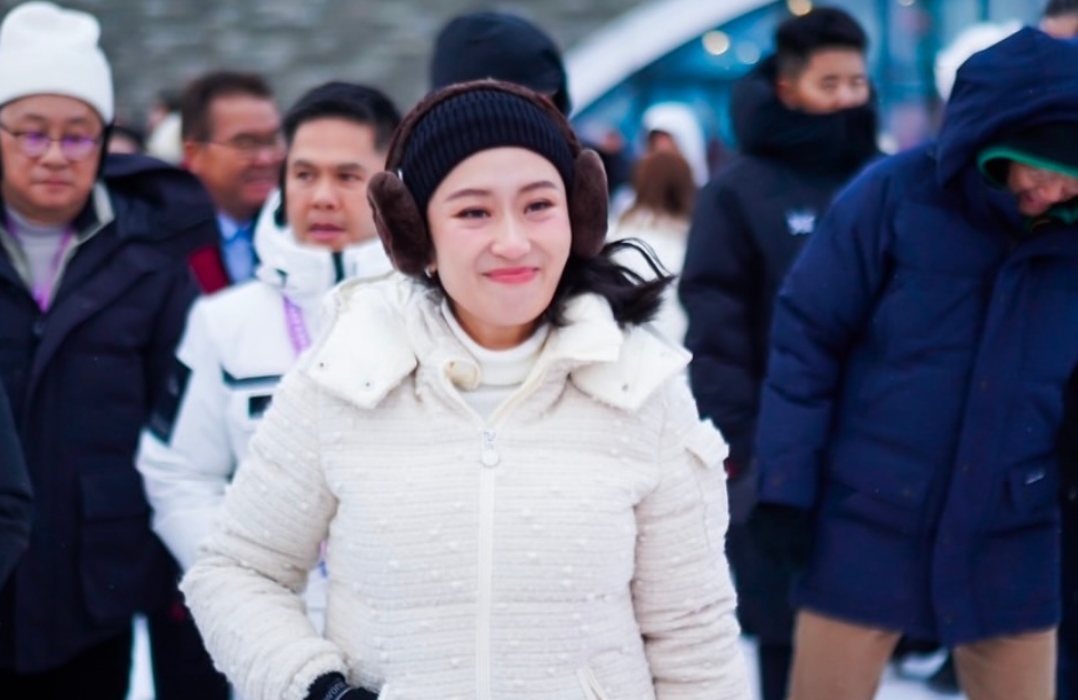 嫁给了一个飞行员帅哥.两个人据说是自由恋爱