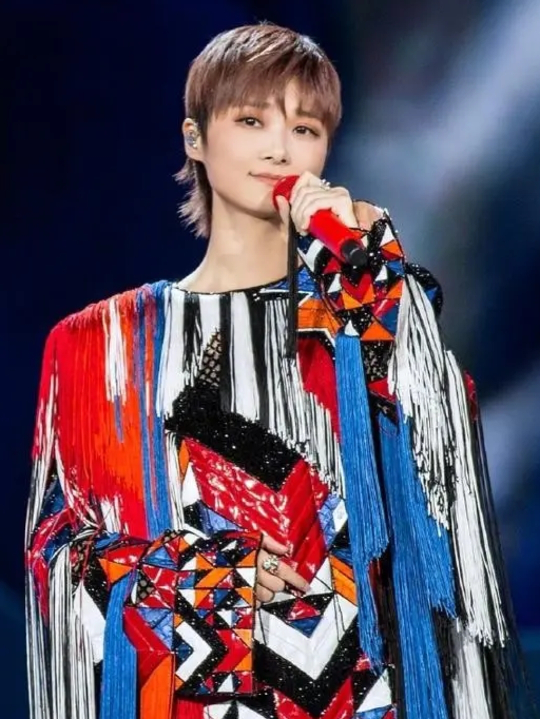 李宇春在2005年超级女声中脱颖而出,成为华语乐坛的领军人物.