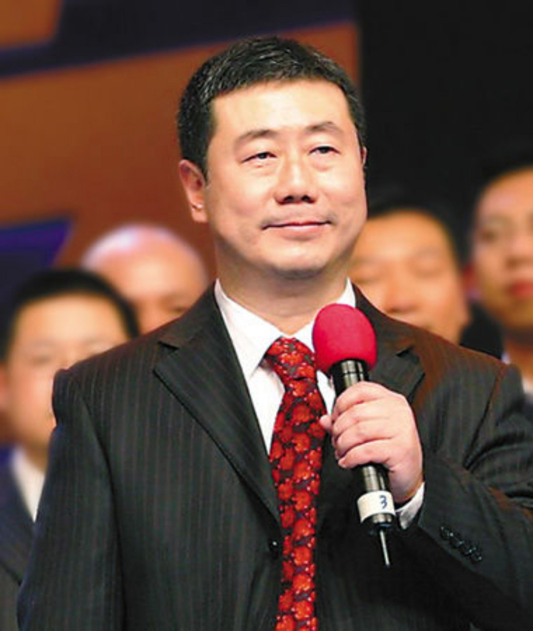 曾经主持东方时空,《焦点访谈》的著名主持人方宏进,好好的一张牌打的
