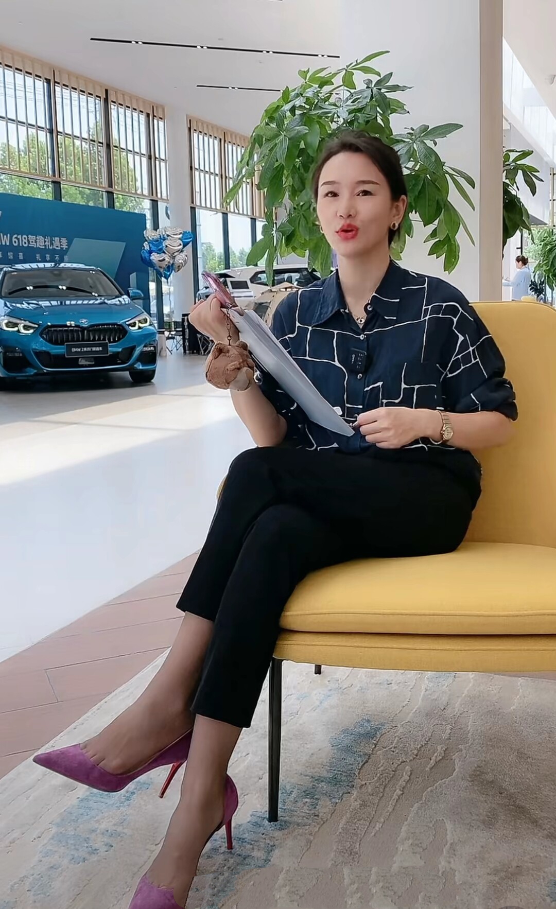 在一张亮眼的黄色椅子上,坐着一位令人眼前一亮的时尚女神