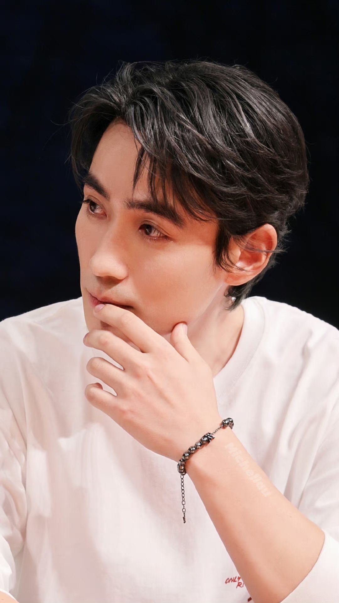 朱一龙# 〖朱一龙〗是我的隔音效果太好,否则,你一定能听到我砰砰的